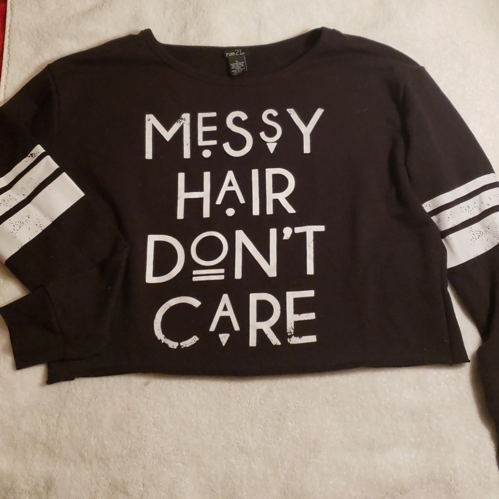 Crewneck crop top.